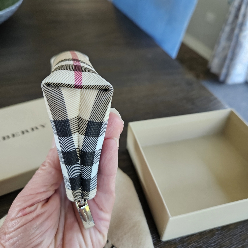 Burberry Nova Check Coin/Cardholder - Picture 8 of 10